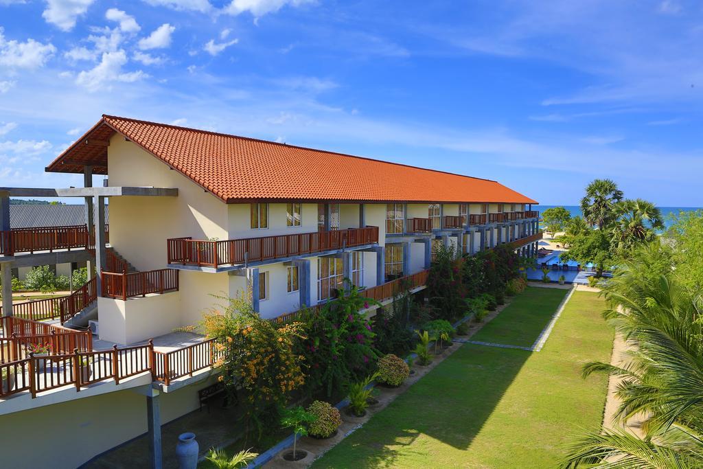 Marina Beach Passikudah Exterior photo