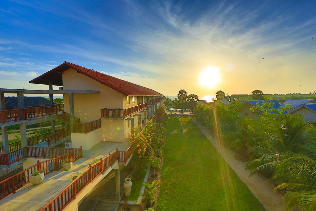 Marina Beach Passikudah Exterior photo